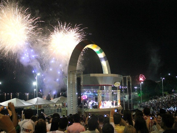 Show pirotécnico teve duração de 10 minutos, segundo a Prefeitura de Manaus (Foto: Marcos Dantas/G1 AM)