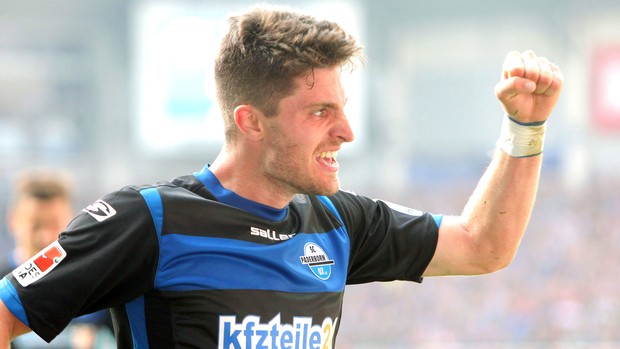  Moritz Stoppelkamp comemora gol do Paderborn (Foto: Agência EFE)