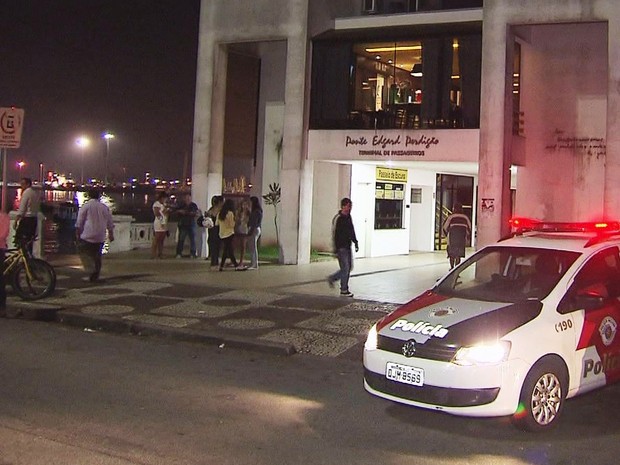 Sete homens assaltaram um restaurante na Ponta da Praia, em Santos (Foto: Reprodução/TV Tribuna)