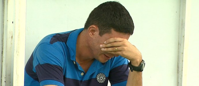 Rodrigo Ramos, supervisor de futebol do São Carlos, chora após rebaixamento (Foto: Marlon Tavoni/EPTV)