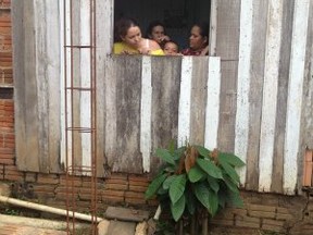 Elizandra Rodrigues Fernandes mora há 10 anos ao lado do igarapé (Foto: Marcela Ximenes/G1)