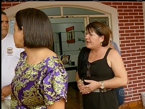 Delegada da Deic de Araguaína, Maria Dinesitânia Cunha (de preto), teria expulsado agentes (Foto: Reprodução/TV Anhanguera)