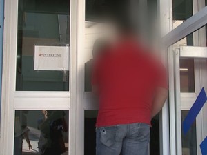 Um dos suspeitos chega à delegacia para depoimento (Foto: Reprodução/ TV TEM) Um dos suspeitos chega à delegacia para depoimento (Foto: Reprodução/ TV TEM)