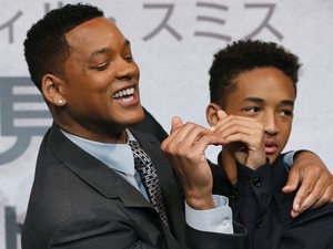 Will Smith e seu filho Jaden, ambos atores, posam em evento promocional do filme 'Depois da Terra', em que ambos atuam, em Tóquio, Japão. (Foto: Shizuo Kambayashi/AP)