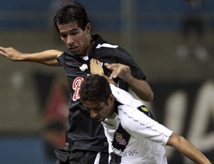 Thiago Feltri e Caceres Vasco x Libertad (Foto: EFE)