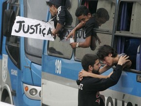 Durante prisão em 2013, Sininho se despede do namorado, conhecido como 'Game Over', ao ser levada para presídio em ônibus da PM (Foto: Estefan Radovicz/Agência O Dia/Estadão Conteúdo)