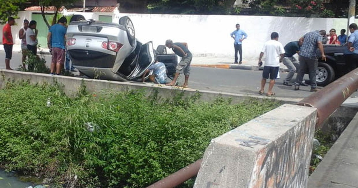 G Carro Capota Ap S Colidir Caminhonete E Quase Cai Em Canal