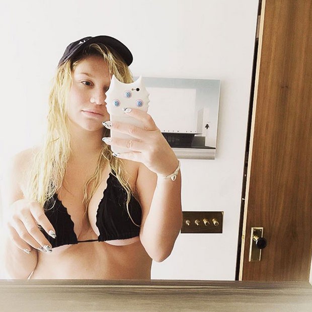 Kesha tira selfie de biquíni (Foto: Instagram/ Reprodução)