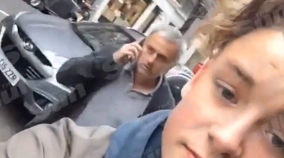 Mourinho se irrita com vídeo de fã em Londres