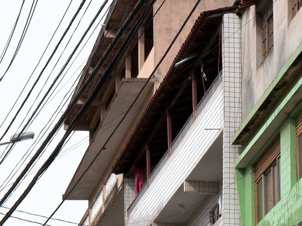 Criança caiu do terceiro andar do imóvel onde morava (Foto: Reprodução/ TV Gazeta)