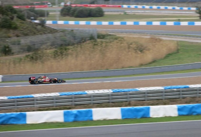 O novo Lotus E22 rodou cerca de 100km na pista de Jerez de la Frontera, na Espanha (Foto: Reprodução / Twitter)