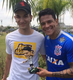 Artista produz e entrega miniaturas a elenco do Corinthians; veja os bonecos