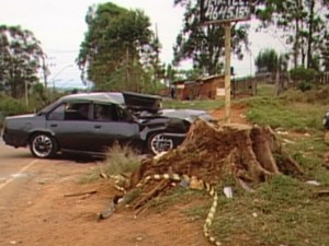Carro disputava racha quando derrapou e atingiu as vítimas. (Foto: Reprodução/TV Diário)