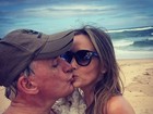 Otávio Mesquita beija a esposa na praia e se declara: 'Minha pitchula'