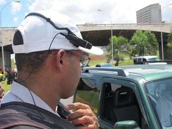 PM usa câmera acoplada no boné durante fiscalização de veículos no DF (Foto: Lucas Nanini/G1)