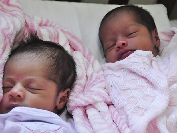 Família das gêmeas Rebecca e Shophia faz campanha para arrecadar leite e fraldas. (Foto: André Souza/G1)