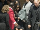 Kim Kardashian aparece com a filha coberta em seu colo 