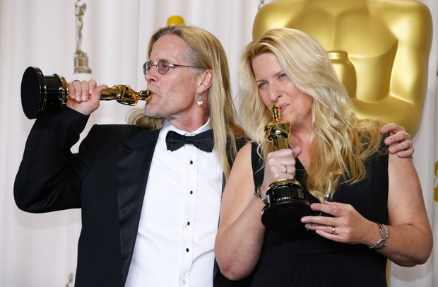 Per Hallberg e Karen Baker Landers com o Oscar por edição de som em ‘Skyfall’ (Foto: Mike Blake/ Reuters)
