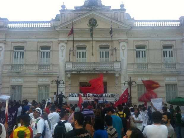 Manifestantes chegaram até o Palácio da Redenção, sede do Governo Estadual (Foto: Daniel Peixoto/G1)