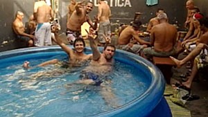 Festa em delegacia do PR faz presos felizes: piscina, cerveja e churrasco (Reprodução/TV Globo)