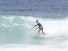 Cauã Reymond mostra habilidade no surfe em praia do Rio