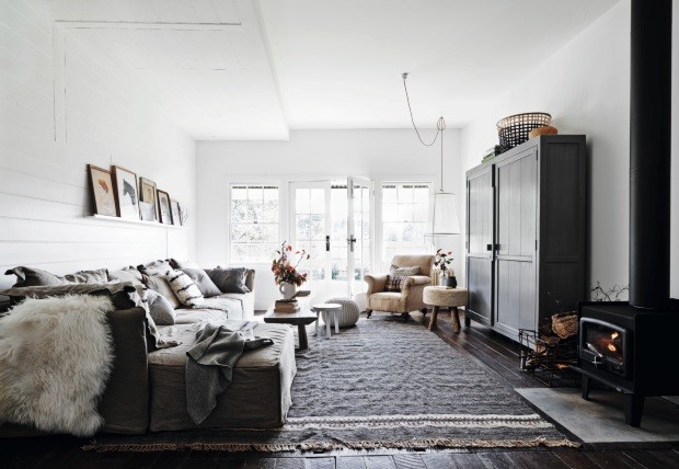  Com o confortável sofá de linho da Weylandts e o tapete rústico indiano, o espaço foi projetado para descansar. Na prateleira, quadros coletados ao longo dos anos enfeitam a parede (Foto: Lisa Cohen / Living Inside)