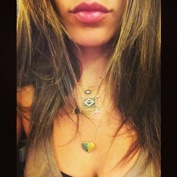 Detalhe do cordão de Alessandra Ambrósio (Foto: Instagram/ Reprodução)