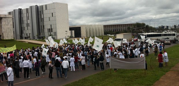 Auxiliares e técnicos de enfermagem do DF, fecham Eixo Monumental durante protesto (Foto: Gabriella Julie/G1)
