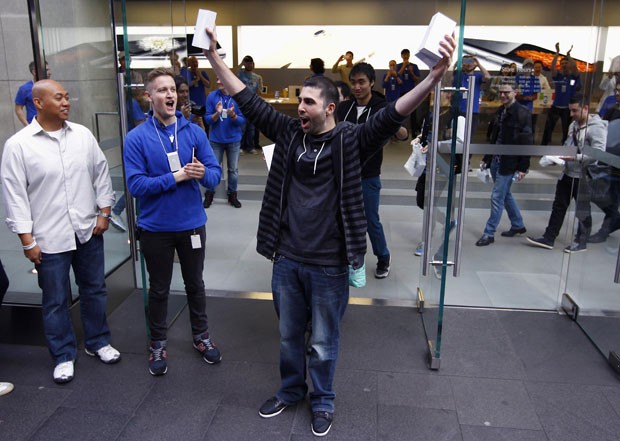 David Rahimi foi o primeiro a comprar um iPhone 6 em Sydney, na Austrália, após ficar quase um dia na fila em frente à uma loja da Apple (Foto: David Gray/Reuters)