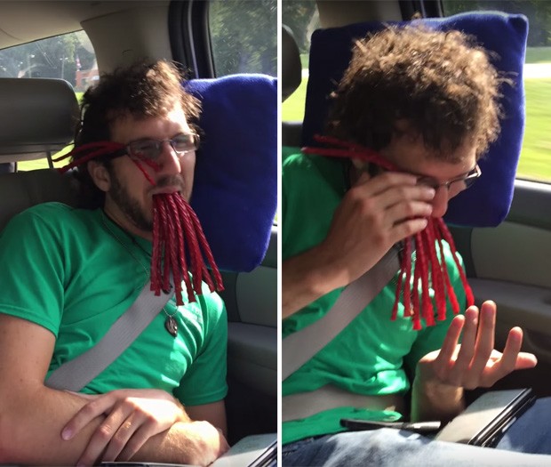 Ao acordar, Micah parece não entender o que está acontecendo, em meio às risadas dos amigos (Foto: Reprodução/YouTube/Joshua Farquharson) Ao acordar, Micah parece não entender o que está acontecendo, em meio às risadas dos amigos (Foto: Reprodução/YouTube/Joshua Farquharson)