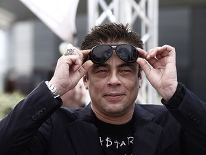 O ator Benicio del Toro brinca em sessão de fotos no festival francês de cinema. (Foto: Lionel Cironneau/AP)