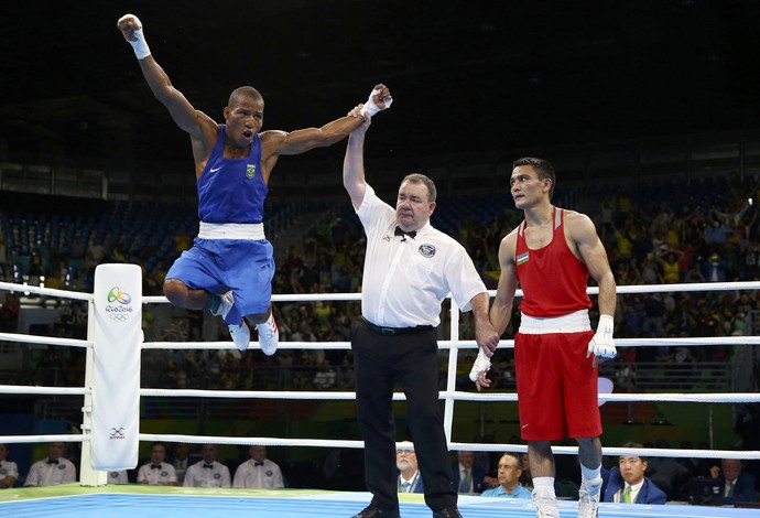 Boxeador Robson Conceição comemora muito a vitória sobre Hurshid Tojibaev (Foto: Peter Cziborra / Reuters)