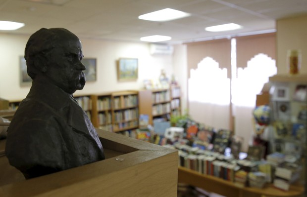 Busto de poeta ucraniano exposto na Biblioteca de Literatura Ucraniana em Moscou (Foto: Maxim Shemetov / Reuters)