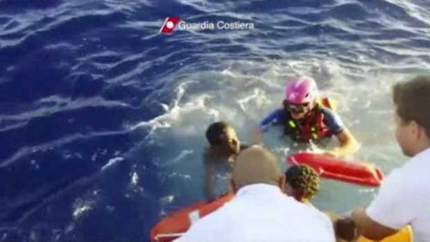 Imagem de um vídeo divulgado pela Guarda Costeira mostra o resgate de uma vítima sobrevivente do barco que naufragou (Foto: Guarda Costeira da Itália/ AP)