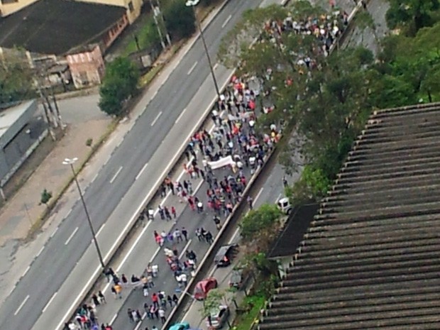 Internauta do G1 registrou manifestantes caminhando pela pista da Régis neste domingo (30) (Foto: Alexandre Taboão/Vc no G1)