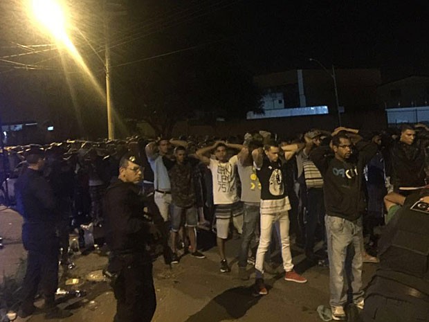 Policiais revistam participantes de festa atrás de drogas e bebidas alcoólicas no DF (Foto: Polícia Militar/Divulgação)