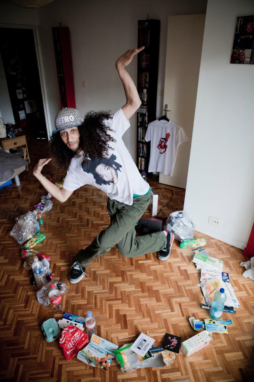 Homem posa em meio ao lixo em sua casa (Foto: Rafael Duarte/Divulgação)
