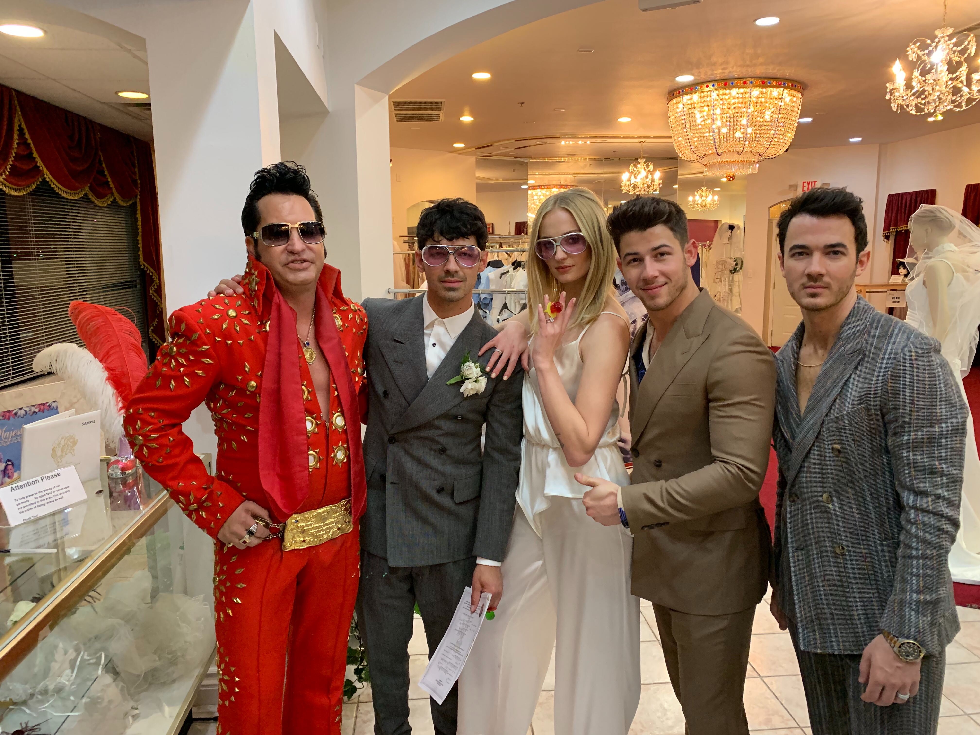 Joe Jonas e Sophie Turner se casam em Las Vegas na presença de Nick e Kevin Jonas (Foto: The Grosby Group)