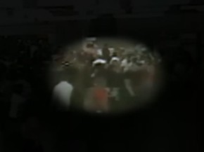 Seguranças do Metrô levam jovem de maca para hospital (Foto: Reprodução/TV Globo)