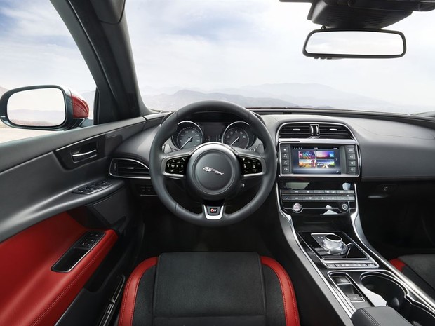 jag_xe_s_image_080914_22_lowres.jpg