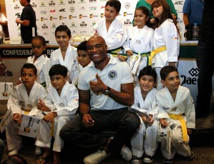 Anderson Silva com crianças na entrevista coletiva (Foto: Cezar Louzeiro / Agência O Globo)