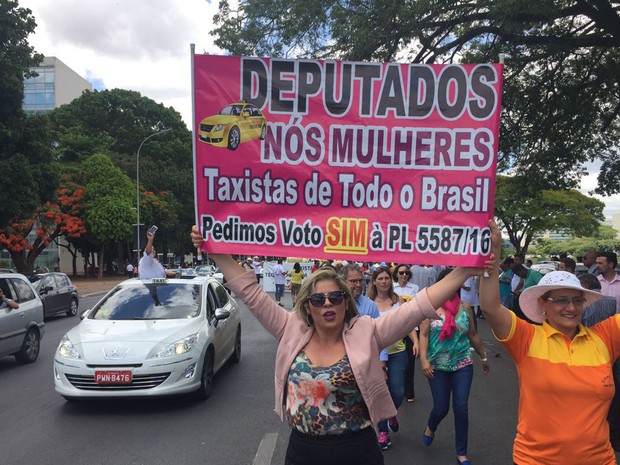 A taxista Rosângela Botelho, que trabalha no aeroporto de Congonhas (SP), durante protesto pela aprovação de projeto de lei que proíbe Uber no Brasil (Foto: Alexandre Bastos/G1) A taxista Rosângela Botelho, que trabalha no aeroporto de Congonhas (SP), durante protesto pela aprovação de projeto de lei que proíbe Uber no Brasil (Foto: Alexandre Bastos/G1)