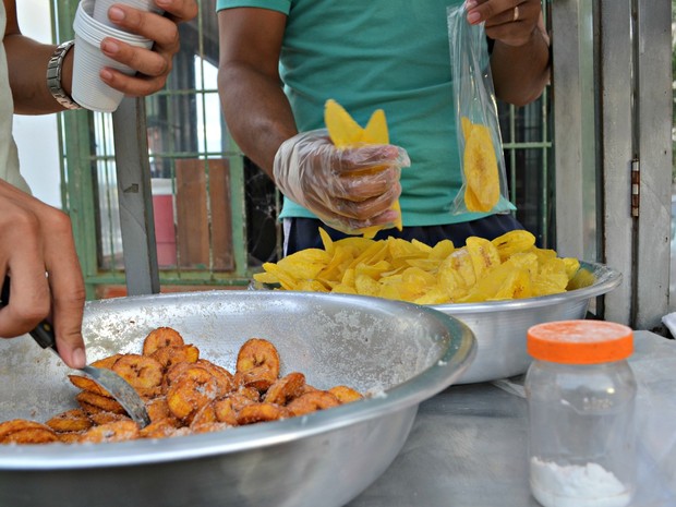 Banana doce é a mais pedida, segundo proprietário, apesar de mais cara os clientes sempre pedem leite condensado (Foto: Quésia Melo/G1)