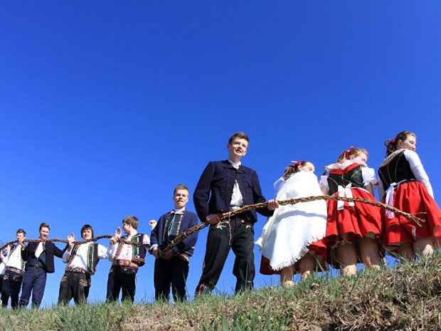 Garotos da vila de Nìmèièky, na República Tcheca, com chicote típico usado em tradição de Páscoa. (Foto: Radek Mica/AFP)