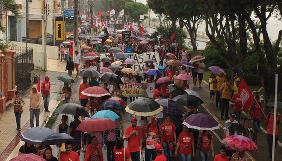 Manifestantes enfretam chuva para protestar em Aracaju  (Foto: Tassio Andrade/G1)