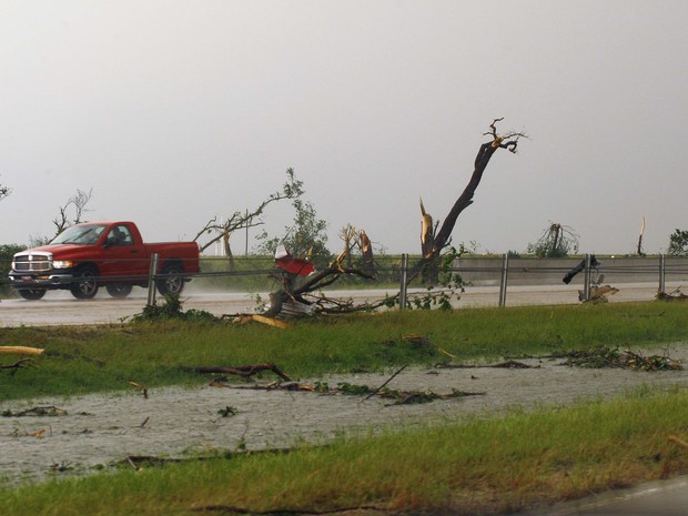 Uma caminhonete passa por destroços deixados pelo tornado que atinge Oklahoma, nos Estados Unidos, nesta sexta-feira (31). (Foto: Bill Waugh/Reuters)