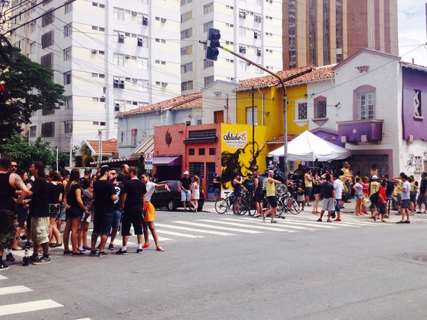 Público se reúne em Pinheiros para desfile do Bloco 77 (Foto: Felipe Tau/G1)