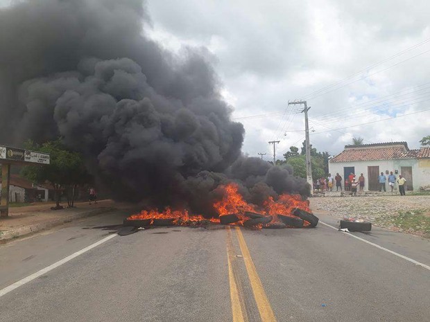 Manifestantes queimaram pneus para impedir o fluxo na BR-116 (Foto: Divulgação/PRF)