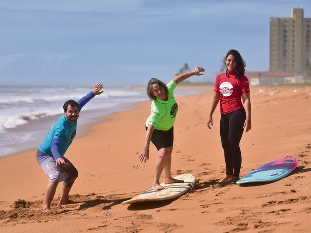Dona Maria da Penha e os instrutores de surfe (Foto: Marcelo Prest/A Gazeta)