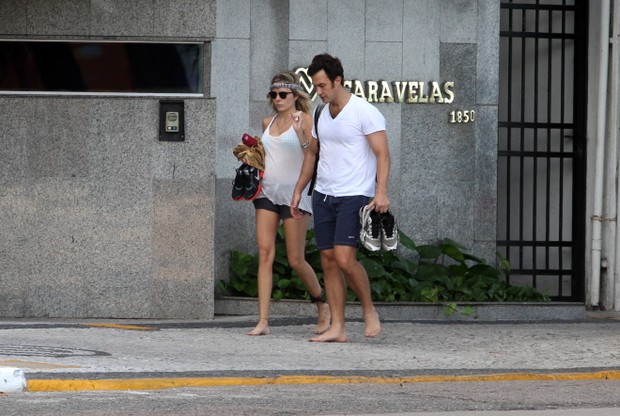 Gabriel Braga Nunes e namorada em Recife (Foto: Thiago Mattos e Onofre Veras / Agnews)